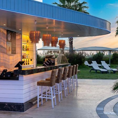 Radisson Blu Hotel Istanbul Ottomare Exterior foto The bar at the pool