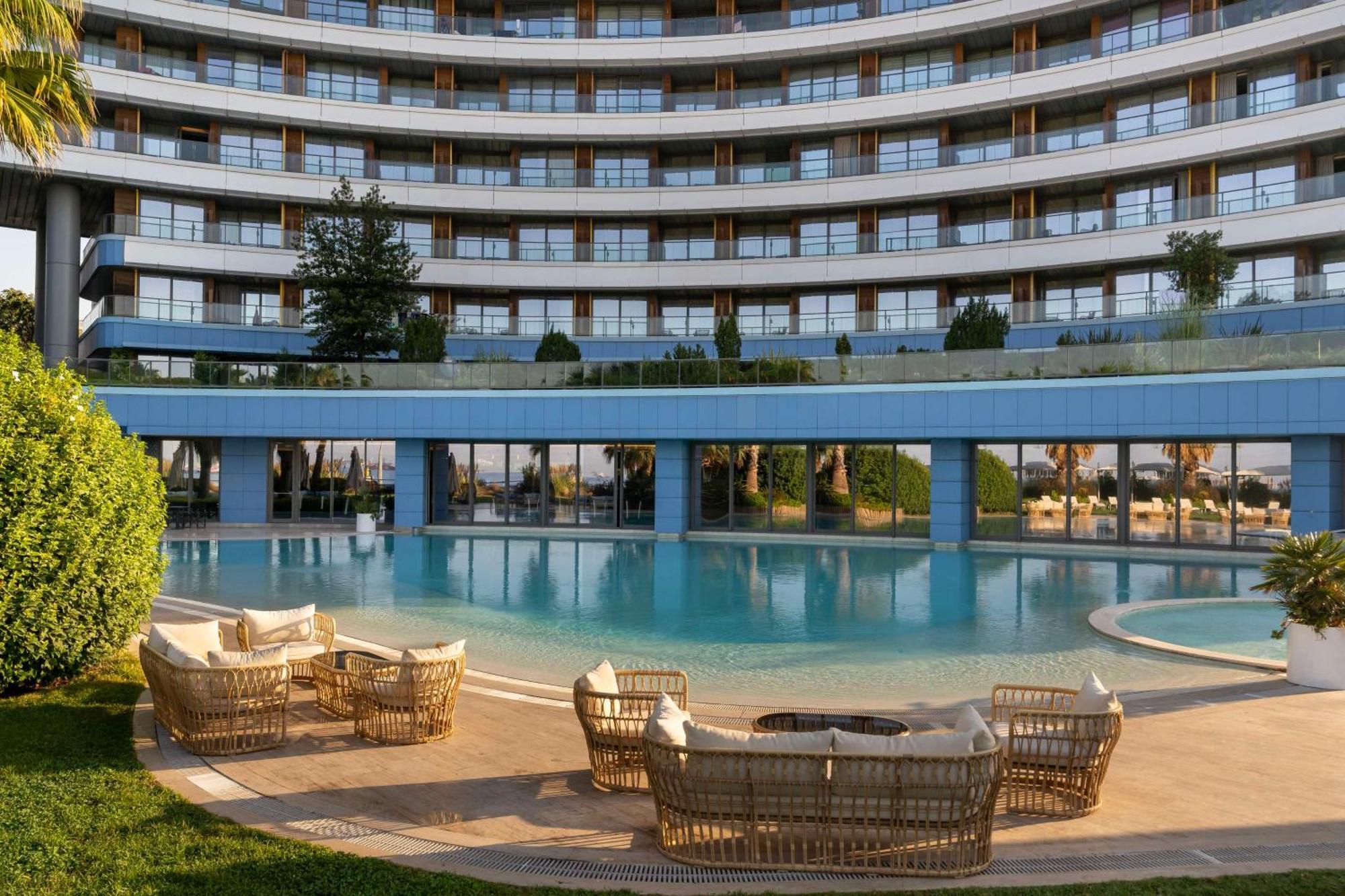 Radisson Blu Hotel Istanbul Ottomare Exterior foto The pool at the hotel