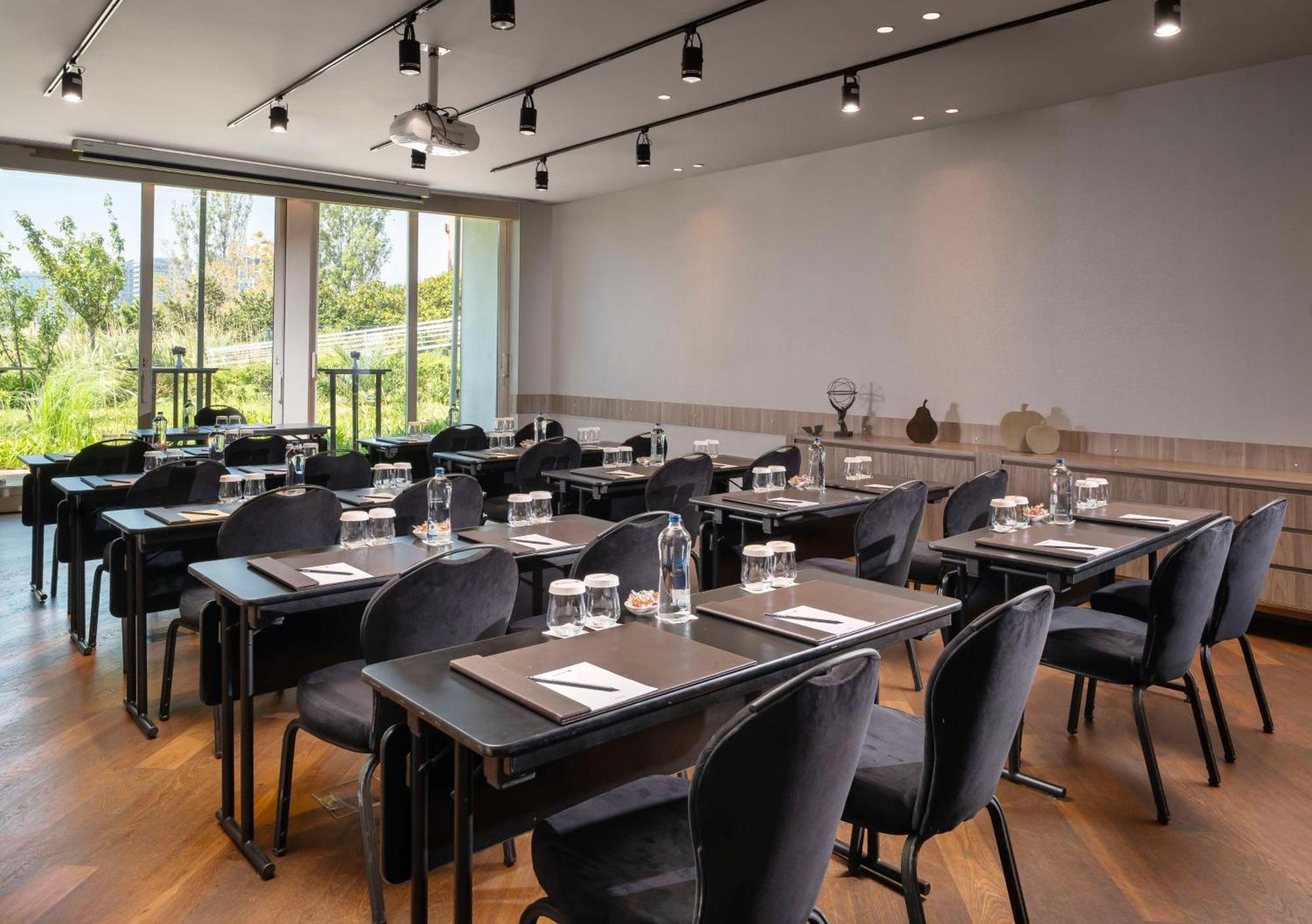 Radisson Blu Hotel Istanbul Ottomare Exterior foto The meeting room