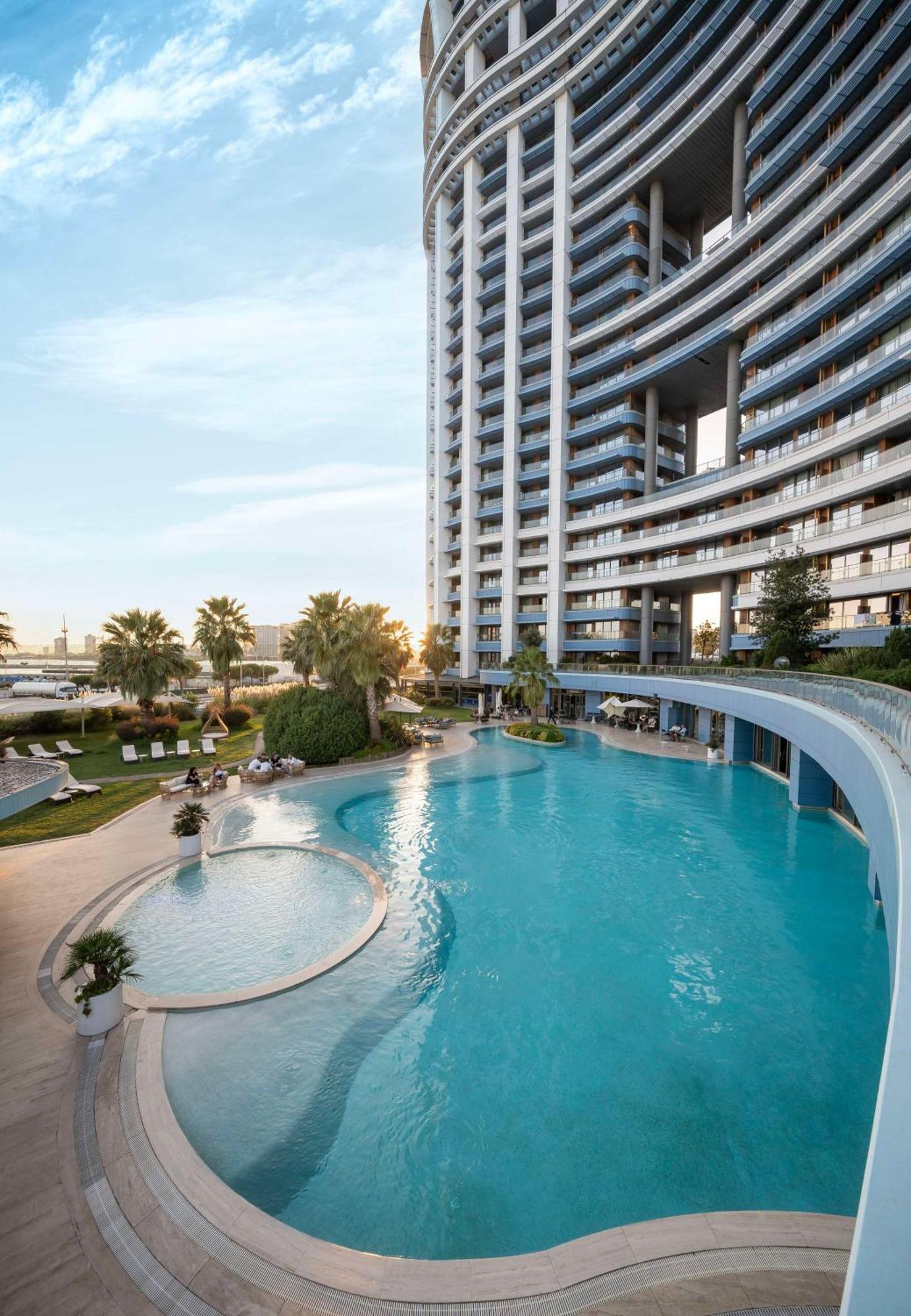 Radisson Blu Hotel Istanbul Ottomare Exterior foto The swimming pool at the complex