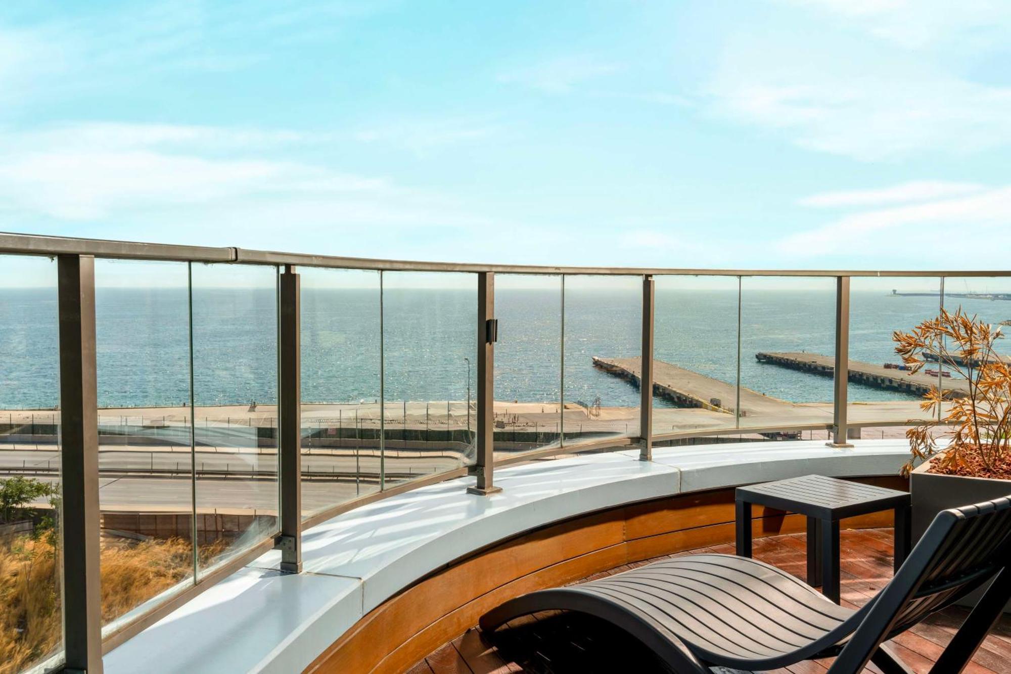 Radisson Blu Hotel Istanbul Ottomare Exterior foto A curved glass balustrade