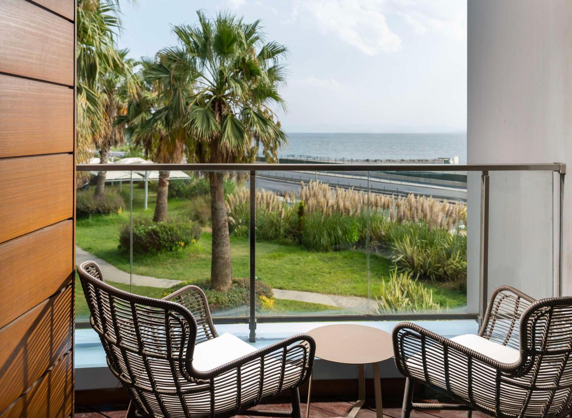 Radisson Blu Hotel Istanbul Ottomare Exterior foto A balcony