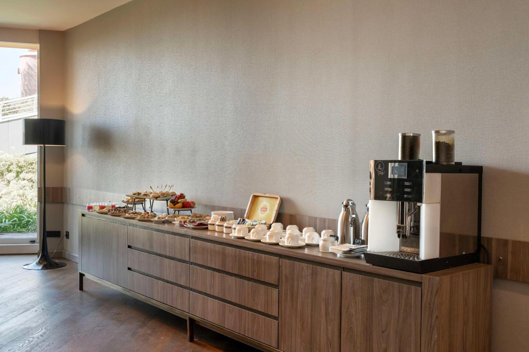Radisson Blu Hotel Istanbul Ottomare Exterior foto A coffee station