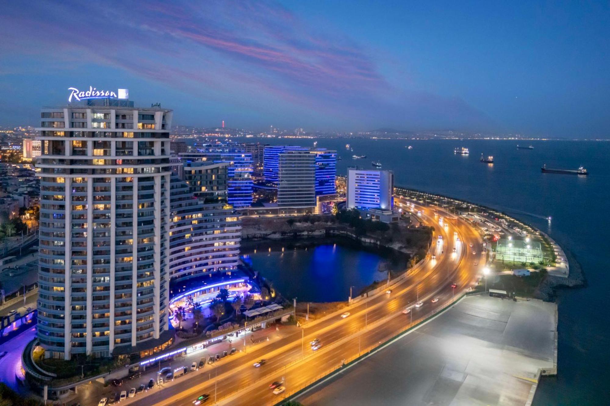 Radisson Blu Hotel Istanbul Ottomare Exterior foto The hotel at night