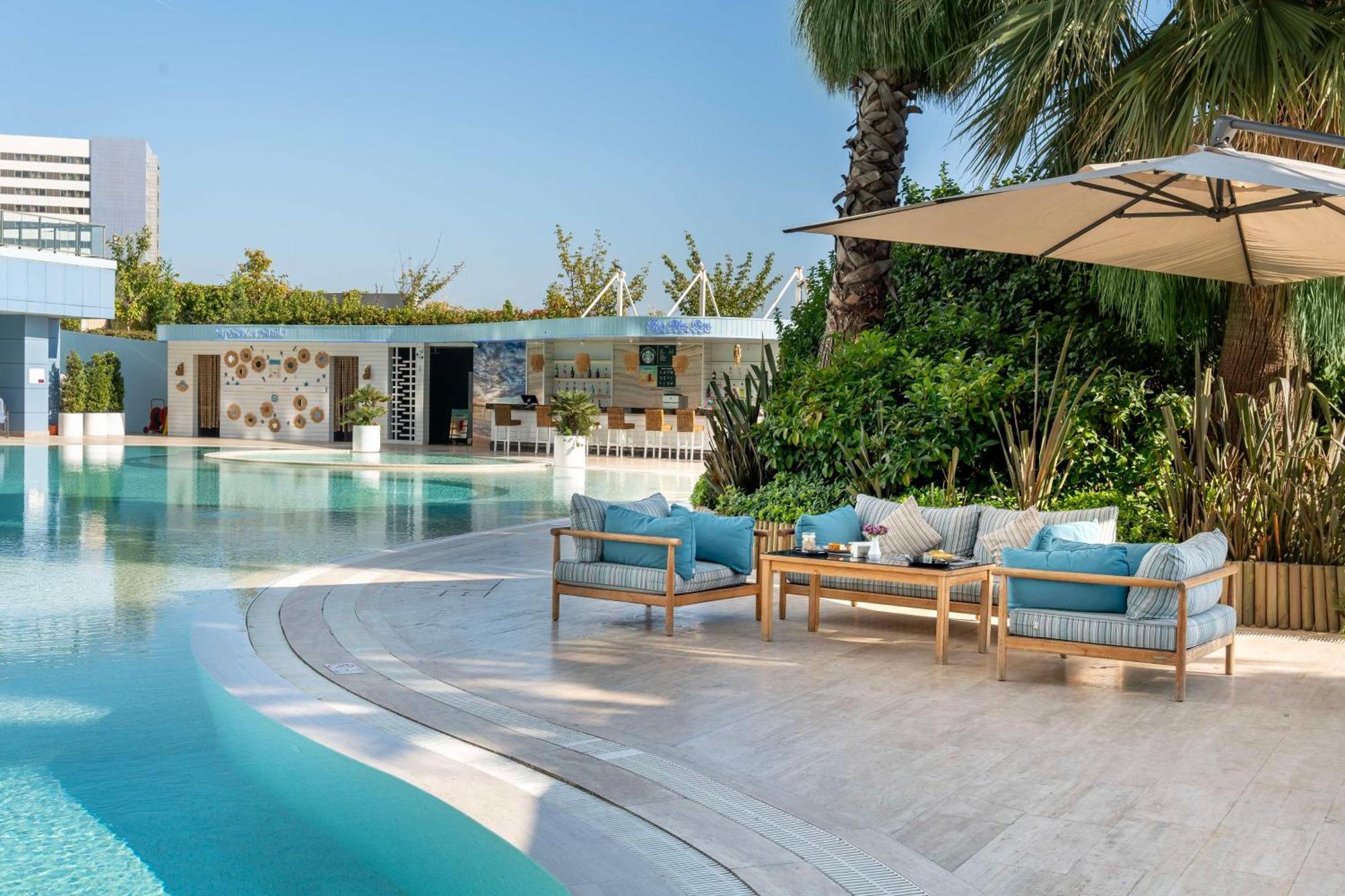 Radisson Blu Hotel Istanbul Ottomare Exterior foto The pool at the hotel