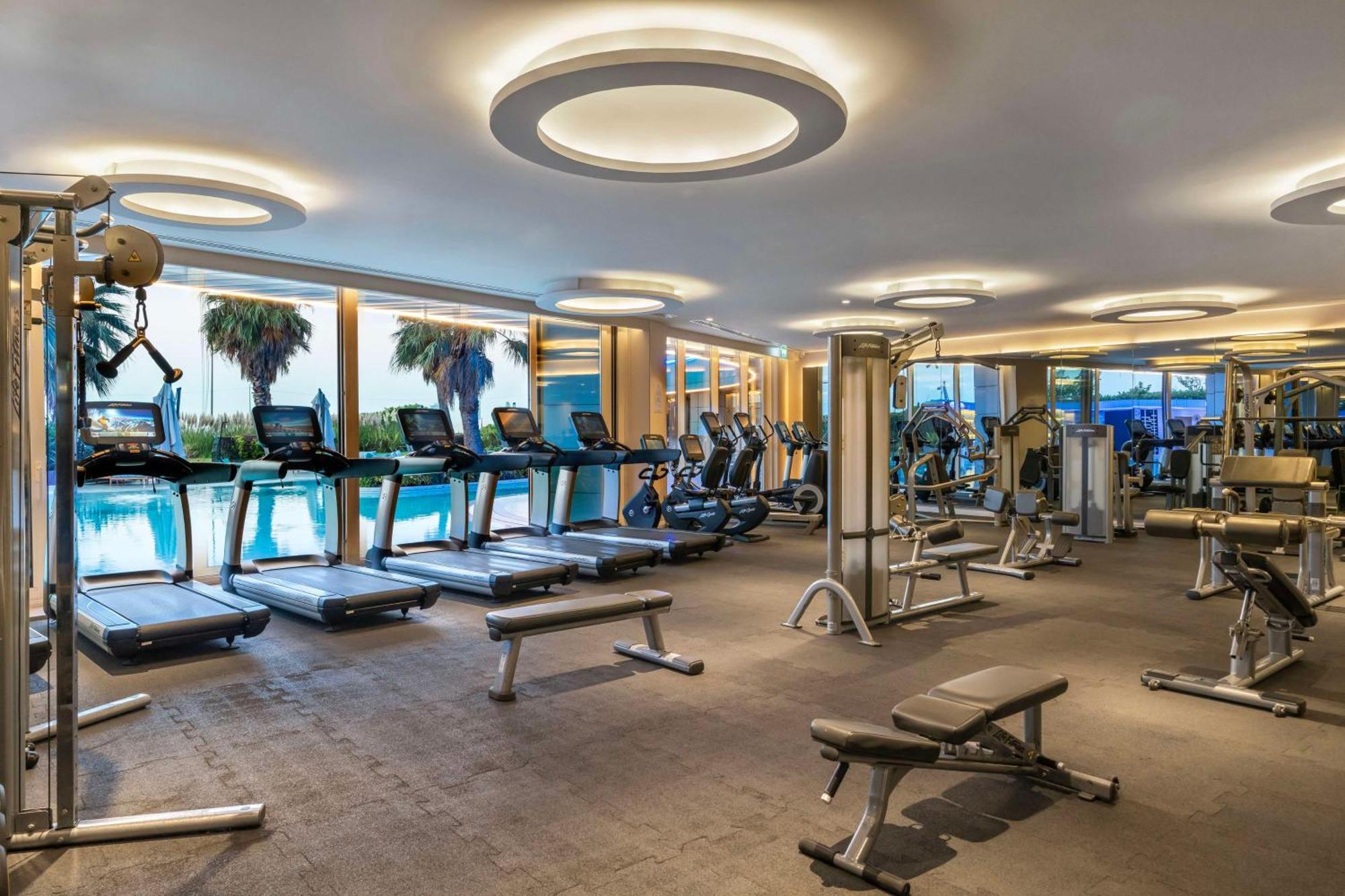 Radisson Blu Hotel Istanbul Ottomare Exterior foto The gym at the hotel