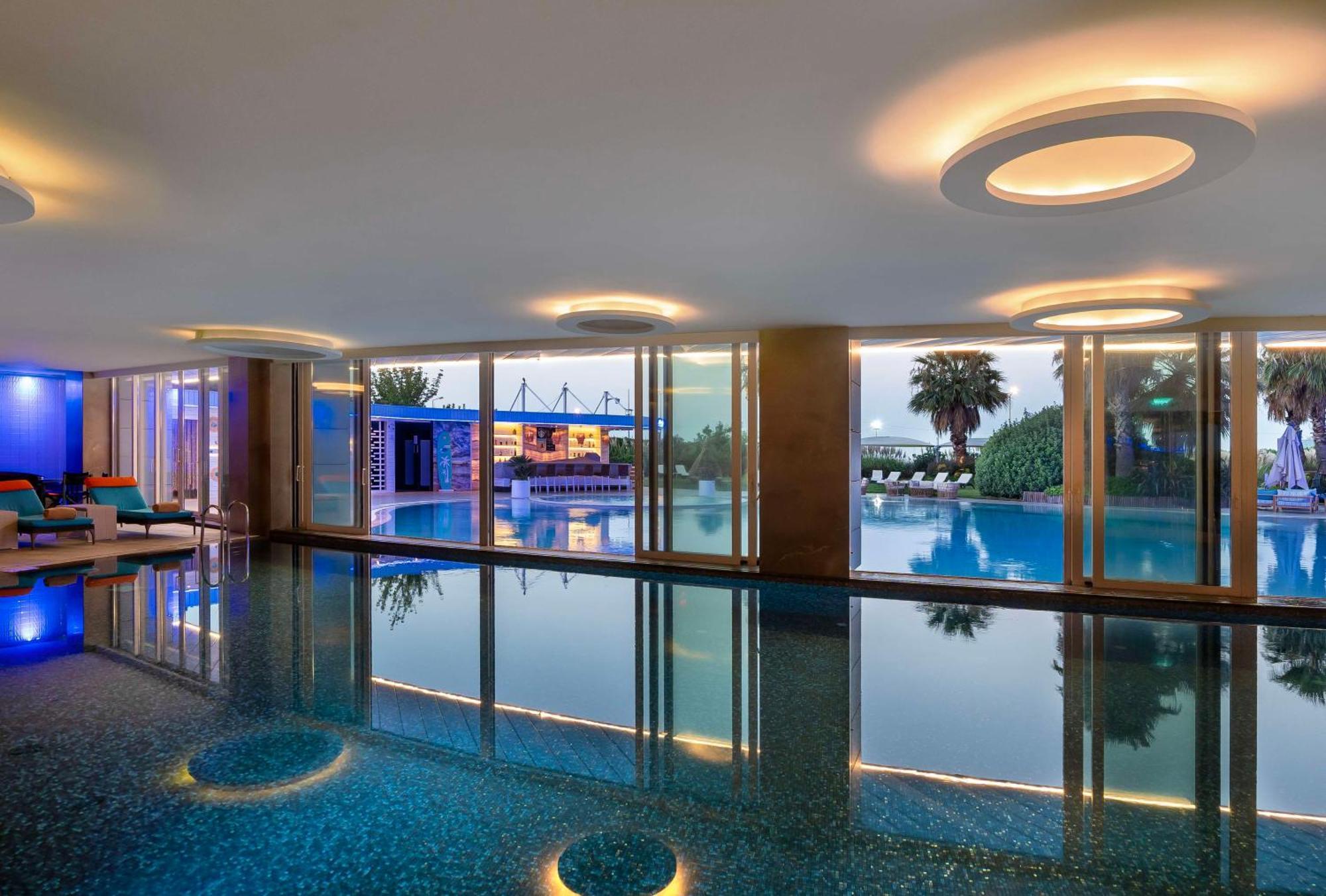 Radisson Blu Hotel Istanbul Ottomare Exterior foto The pool at the hotel