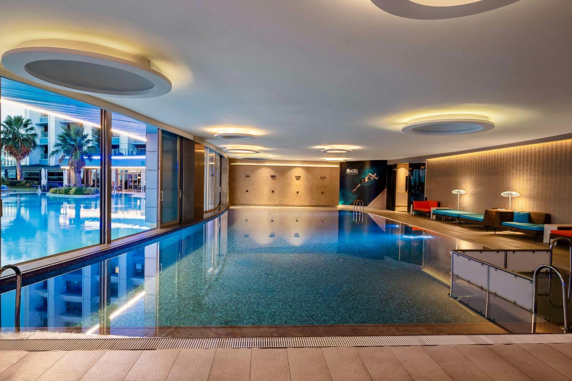 Radisson Blu Hotel Istanbul Ottomare Exterior foto The pool at the hotel