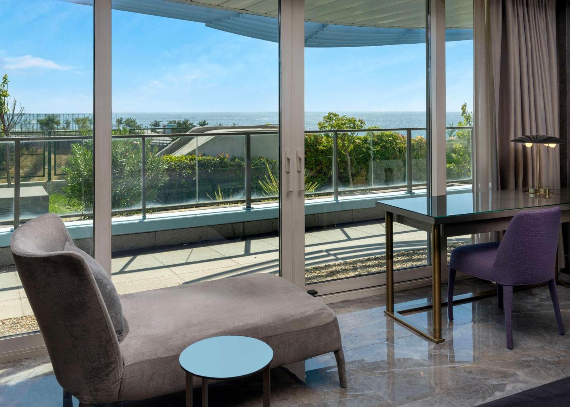 Radisson Blu Hotel Istanbul Ottomare Exterior foto A room at the hotel