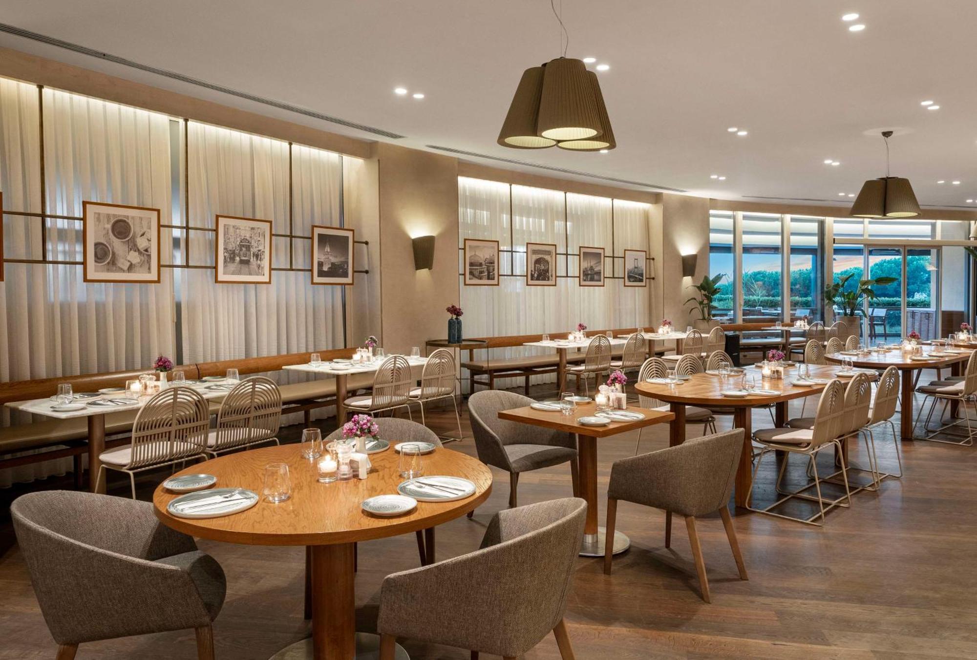 Radisson Blu Hotel Istanbul Ottomare Exterior foto The interior of the restaurant