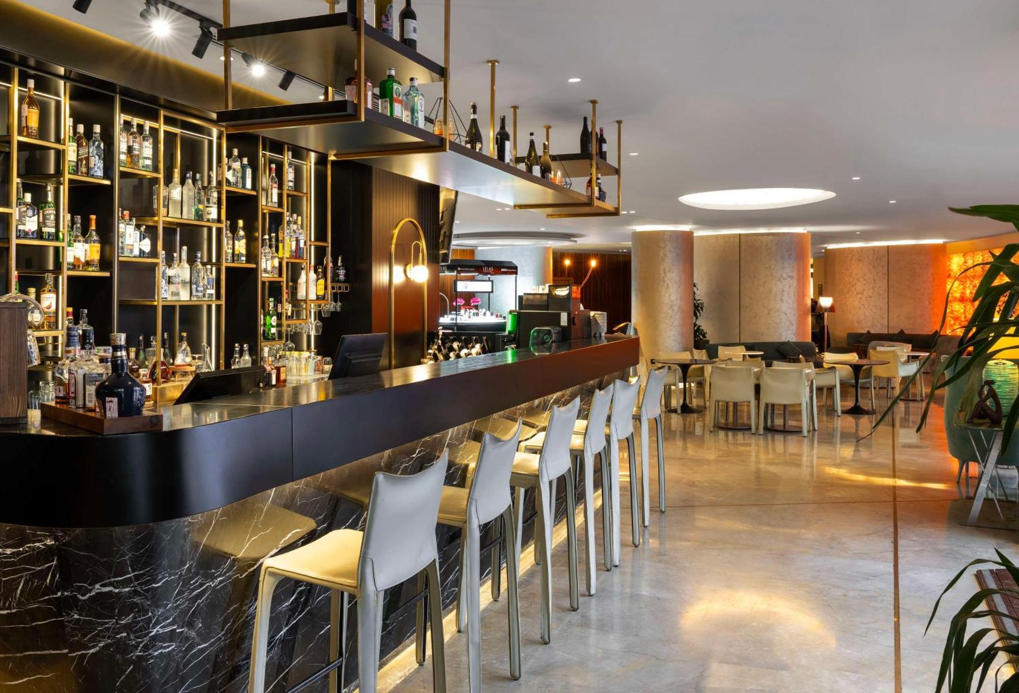 Radisson Blu Hotel Istanbul Ottomare Exterior foto The bar at the 101 bar