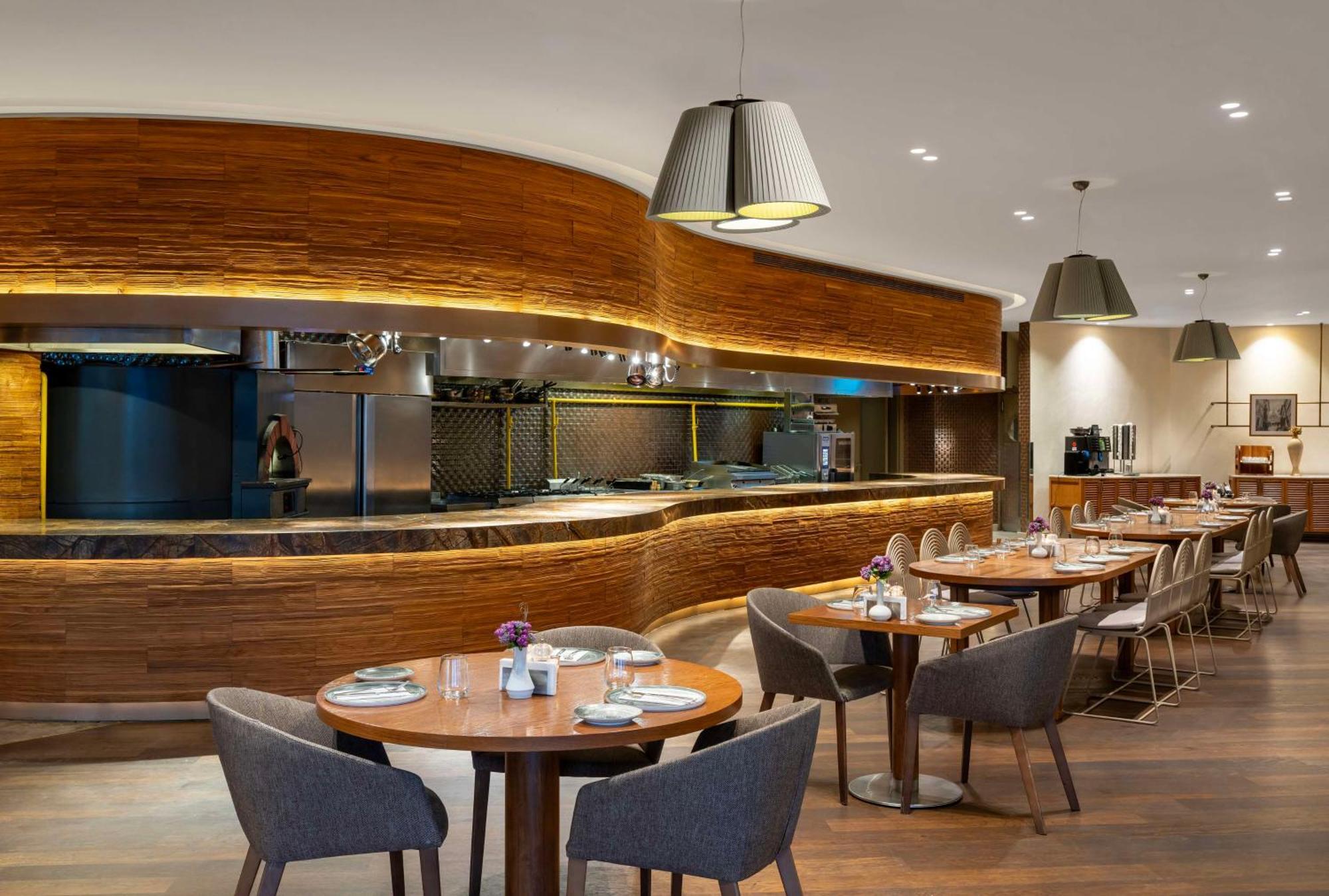 Radisson Blu Hotel Istanbul Ottomare Exterior foto The interior of the restaurant