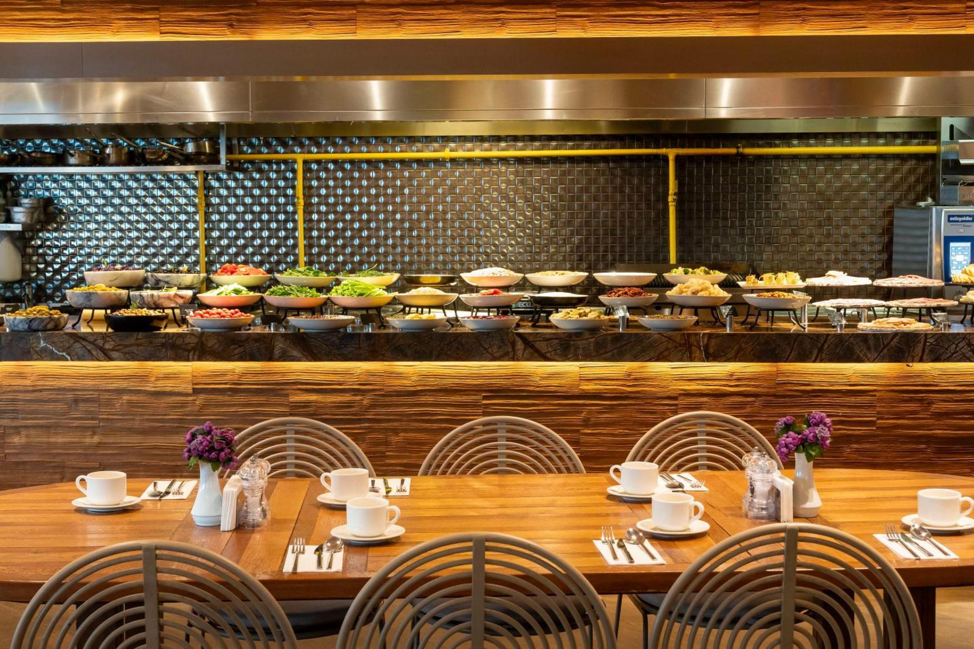 Radisson Blu Hotel Istanbul Ottomare Exterior foto The buffet at the restaurant
